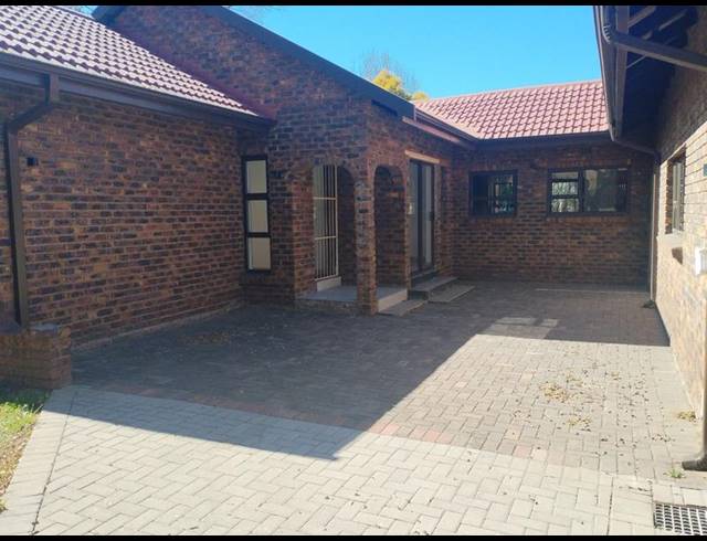 3 BEDROOM HOUSE FOR SALE IN VANDERBIJLPARK SE 3
